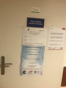 drzwi z informacjami o projekcie