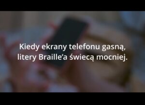 fot. 1: "Kiedy ekrany telefonu gasną, litery Braille'a świecą mocniej".