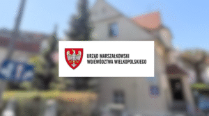 fot. Logo projektu w tle siedziba PZN O/WLKP